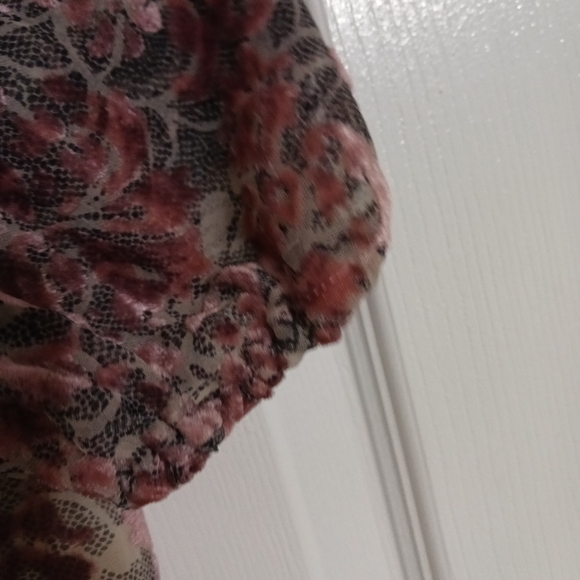 Jessica Simpson Trisha Cold Shoulder  Top - Picture 4 of 9